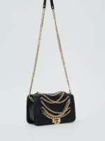 Μαύρη τσάντα χιαστί με καπάκι BY DENNY ROSE