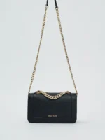 Μαύρη τσάντα χιαστί με καπάκι BY DENNY ROSE