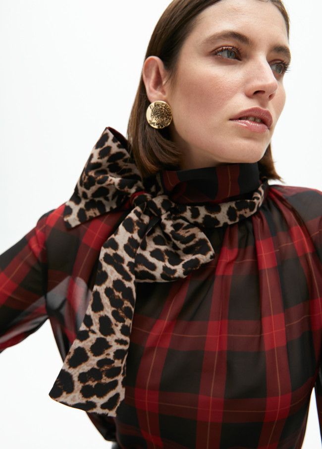 Πουκάμισο με γραβάτα και ταρτάν σε αντίθεση animal print BY LOLA CASADEMUNT