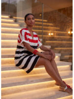 Κοντό τρίχρωμο ριγέ φόρεμα BY LOLA CASADEMUNT