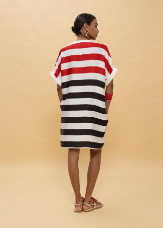 Κοντό τρίχρωμο ριγέ φόρεμα BY LOLA CASADEMUNT