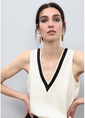τοπ με V λαιμόκοψη BY LOLA CASSADEMUNT